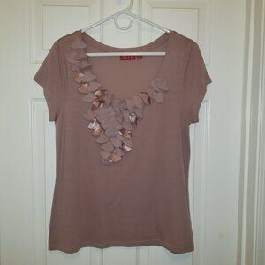 Elle Mauve Short Sleeve Scoop Neck Top Size M Womens Ruffle Applique Accent